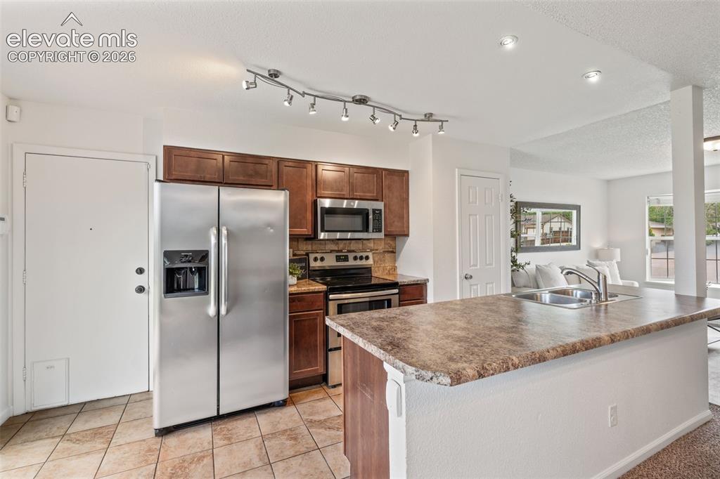 Image 15 of 49: Kitchen