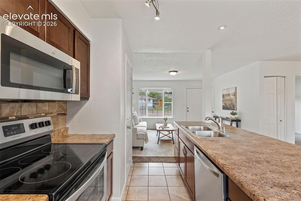 Image 17 of 49: Kitchen