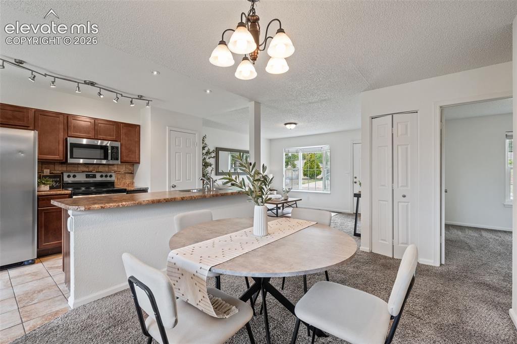 Image 21 of 49: Dining Area