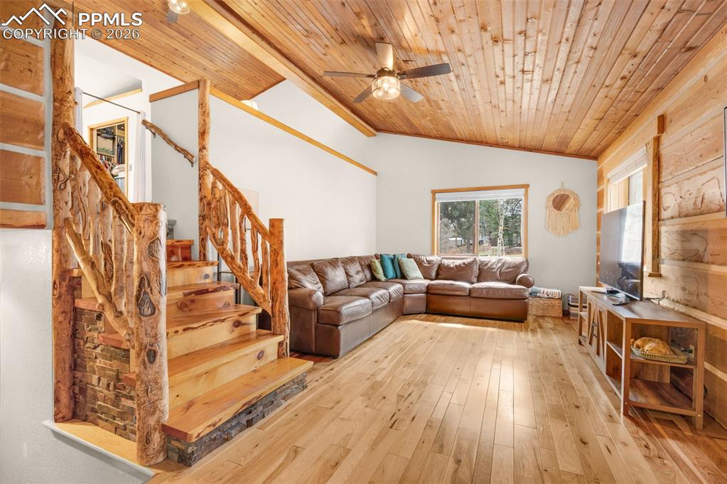 Image 12 of 37: Dining Area