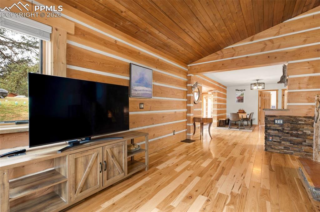 Image 13 of 37: Dining Area