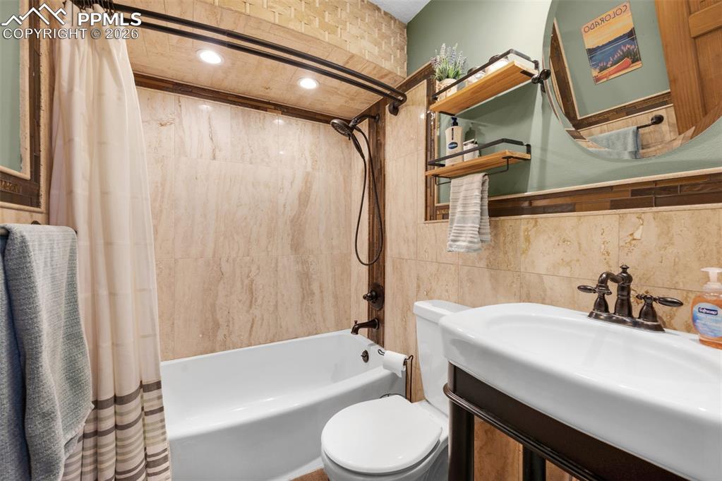 Image 15 of 37: Living Room