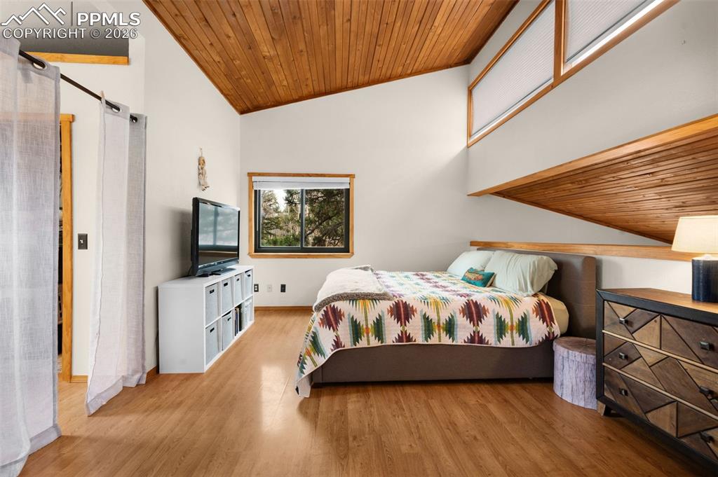 Image 17 of 37: Bathroom