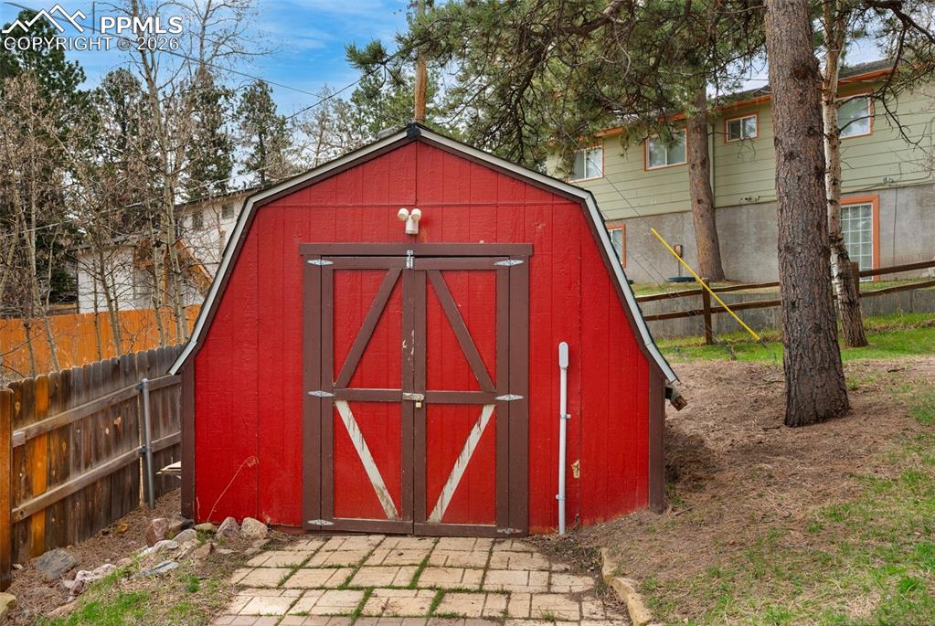 Image 31 of 37: Yard