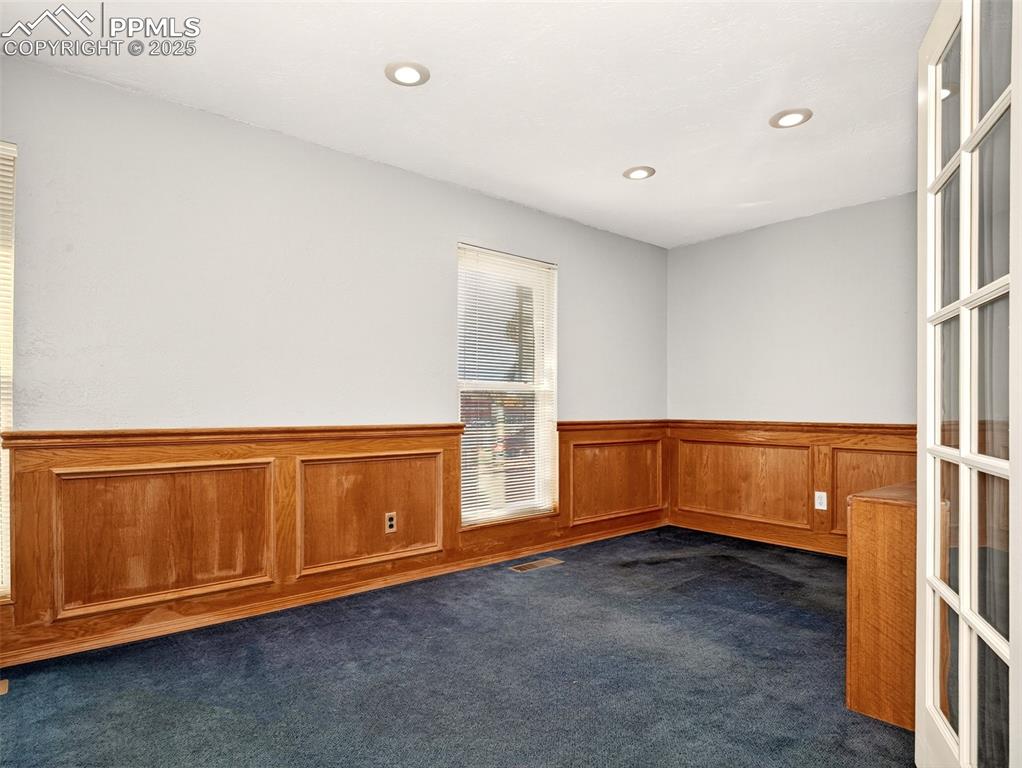 Image 10 of 17: Office