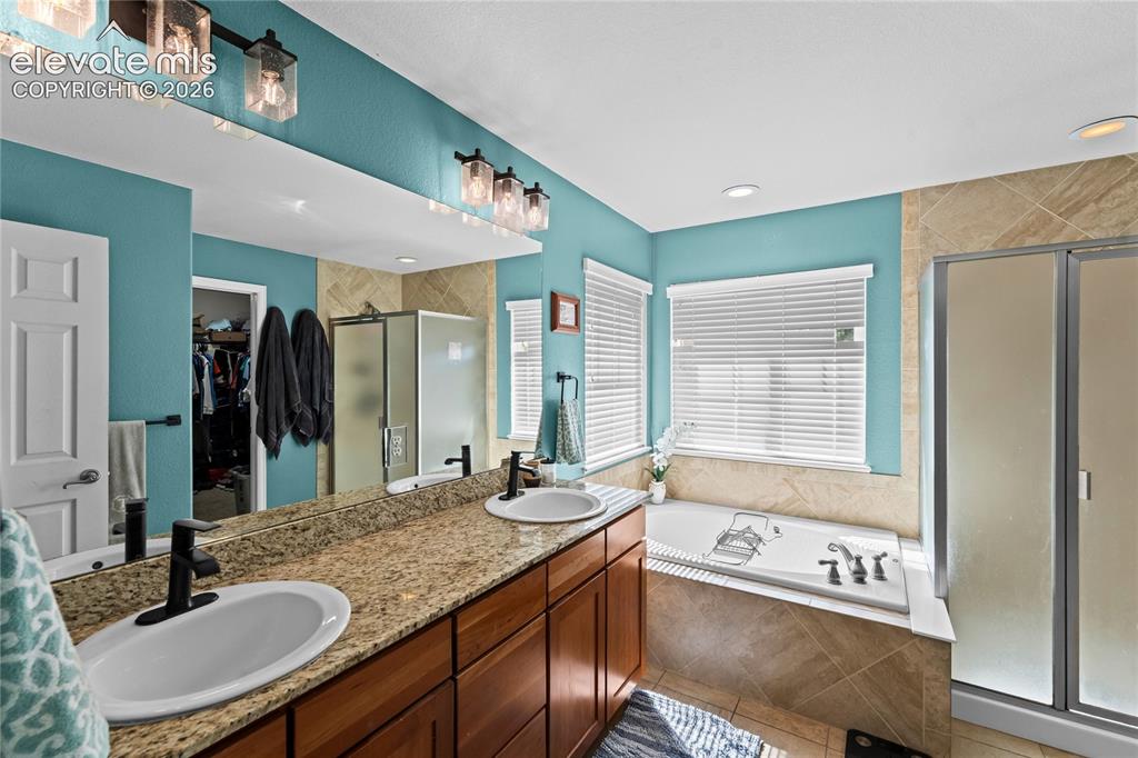 Image 32 of 48: Bathroom
