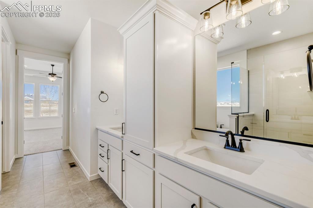 Image 16 of 28: Bathroom