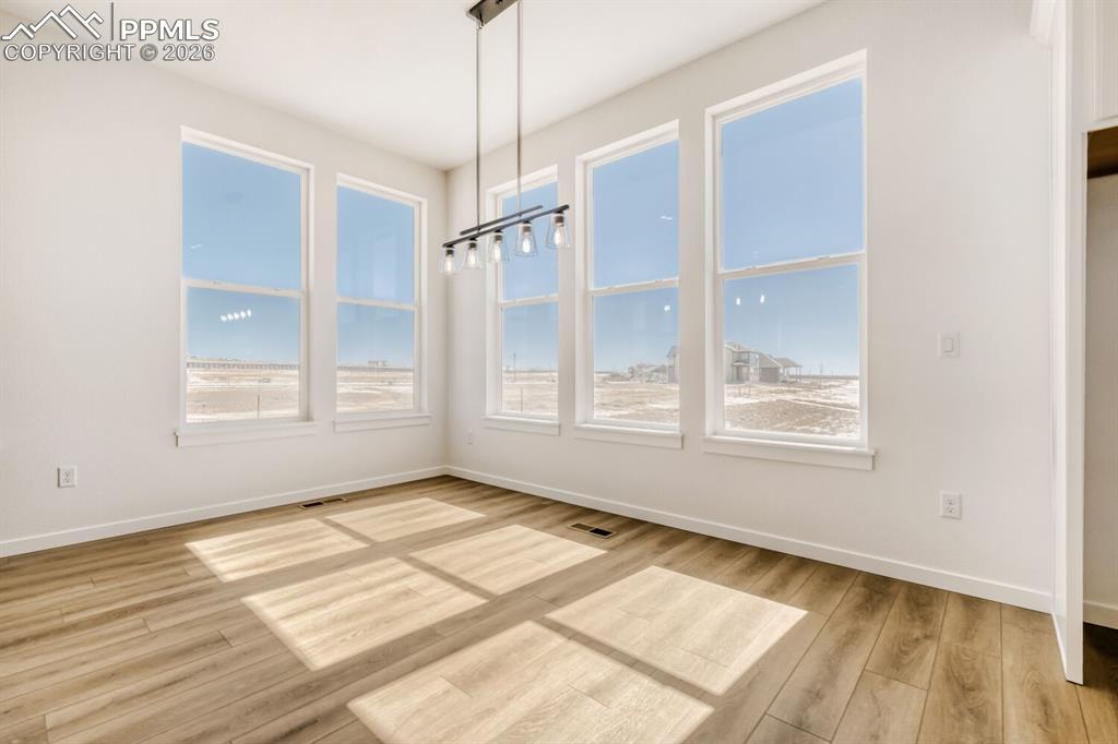Image 18 of 28: Dining Area
