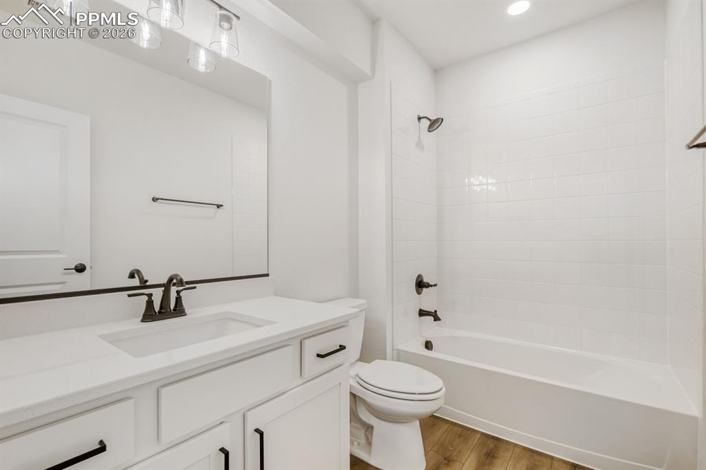 Image 25 of 28: Bathroom