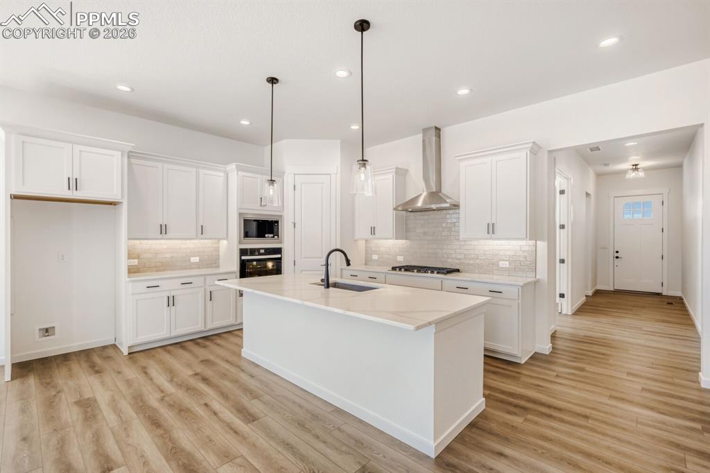 Image 9 of 28: Kitchen