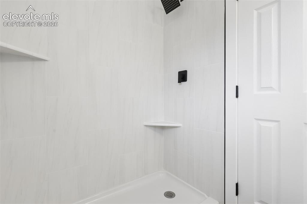 Image 23 of 37: Bathroom