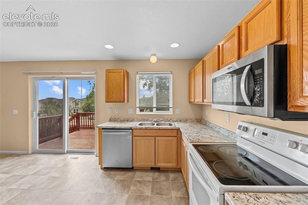 Image 14 of 50: Kitchen