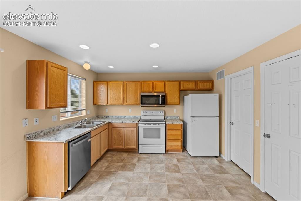 Image 15 of 50: Kitchen