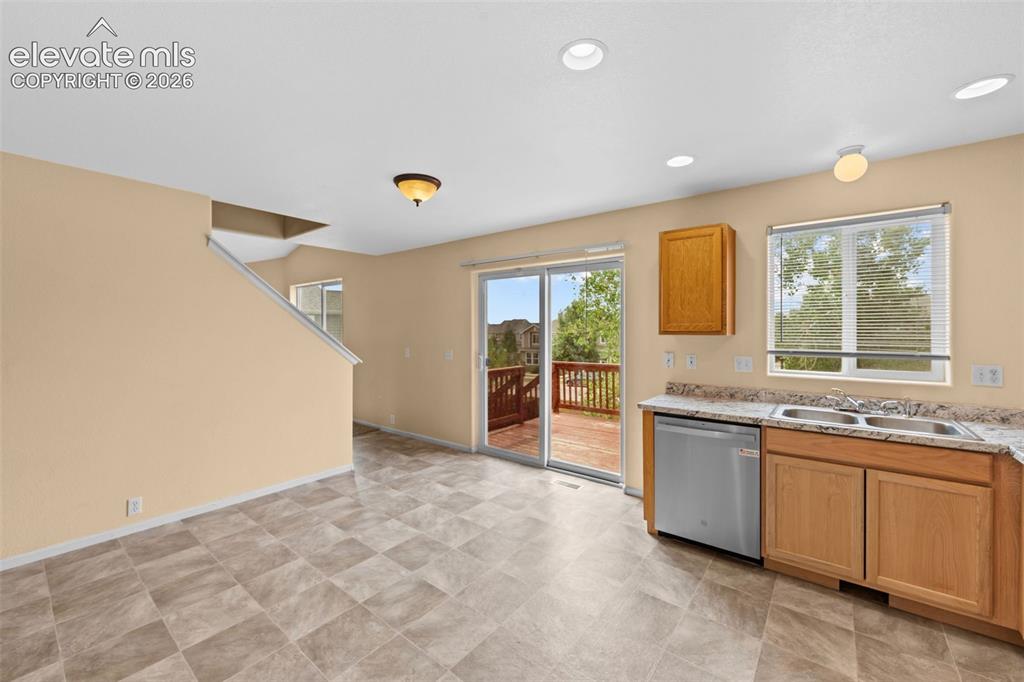 Image 16 of 50: Kitchen