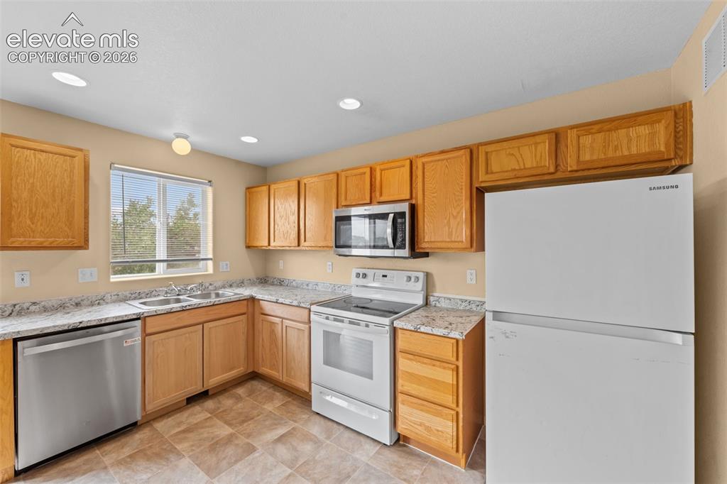 Image 17 of 50: Kitchen