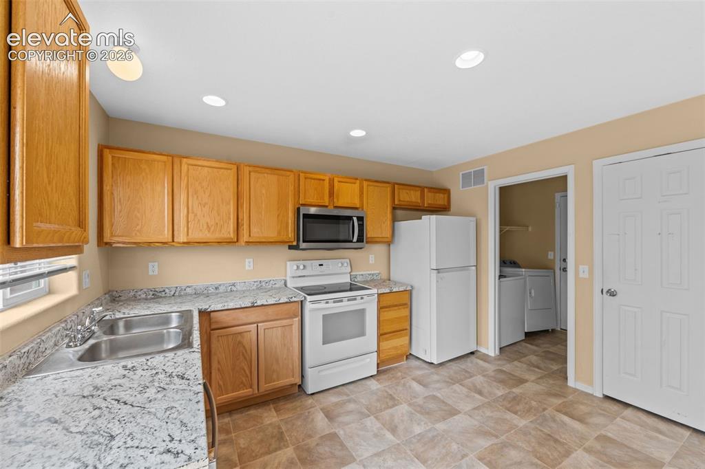 Image 18 of 50: Kitchen