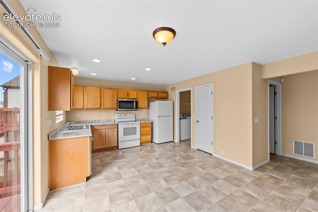 Image 19 of 50: Kitchen