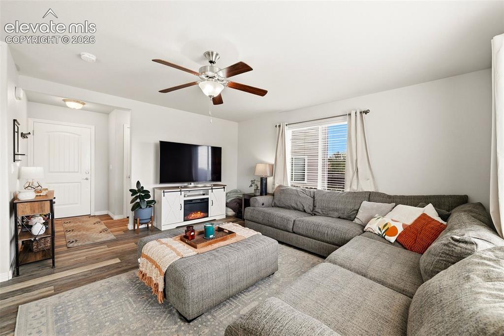 Image 15 of 42: Living Room
