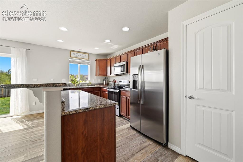 Image 21 of 42: Kitchen