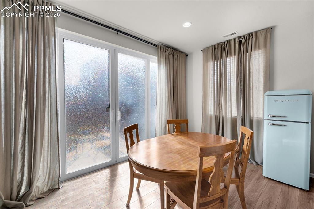 Image 16 of 44: Dining Area