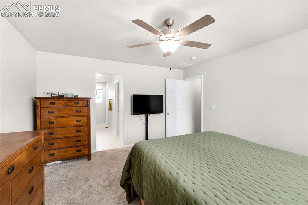 Image 19 of 44: Bedroom