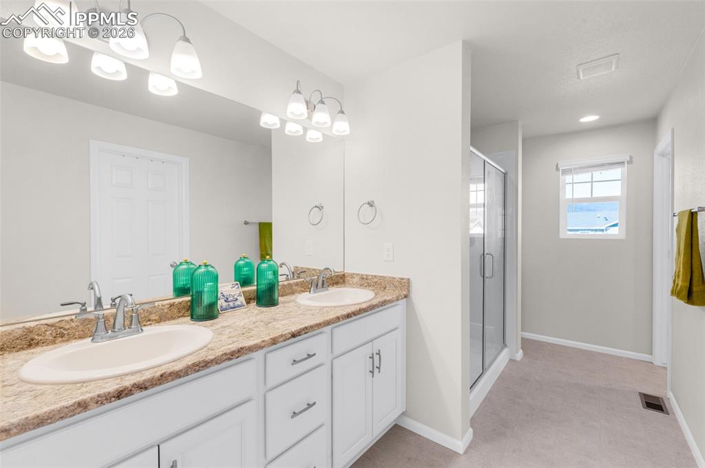 Image 21 of 44: Bathroom