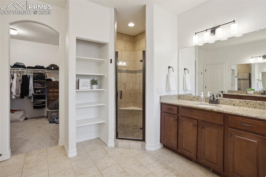 Image 16 of 49: Bathroom