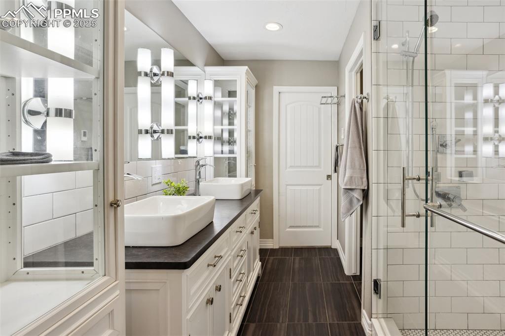 Image 19 of 49: Bathroom