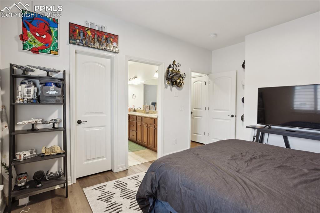 Image 21 of 49: Bedroom