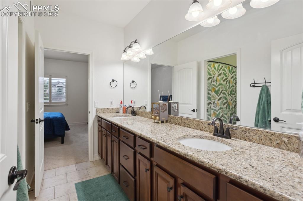 Image 22 of 49: Bathroom