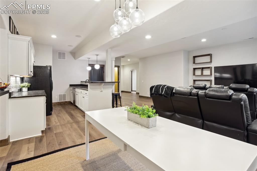 Image 27 of 49: Dining Area