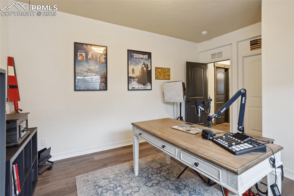 Image 29 of 49: Office