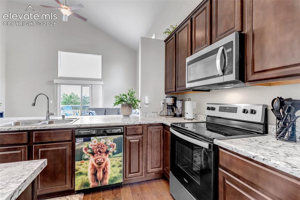 Image 11 of 50: Kitchen