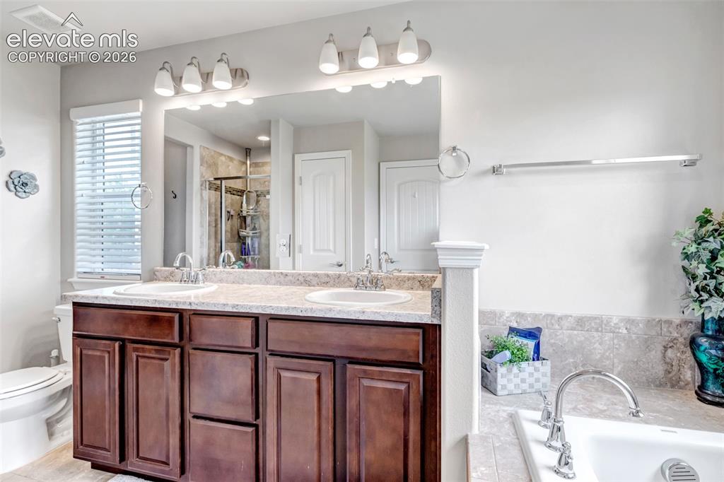 Image 18 of 50: 5 PIECE BATH WITH A HUGE CLOSET!