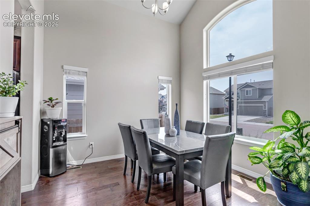 Image 8 of 50: Dining Area