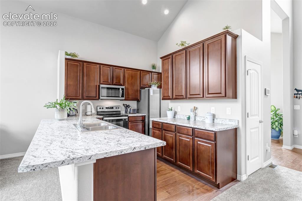 Image 9 of 50: Kitchen