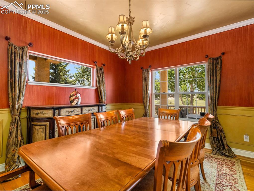 Image 11 of 44: Dining Area