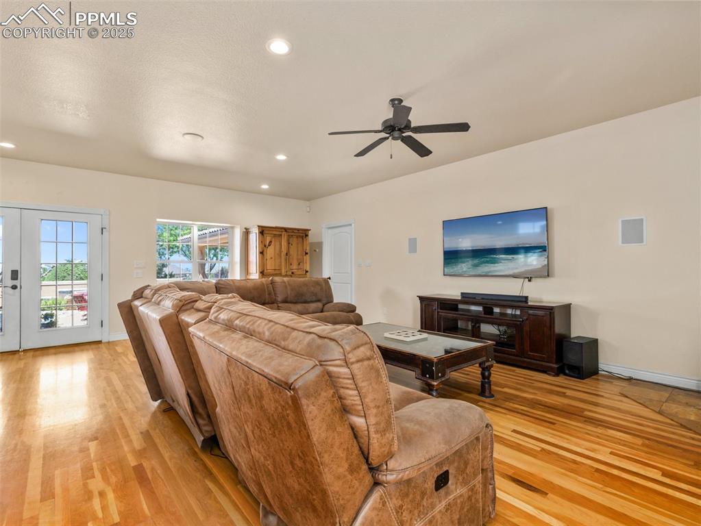 Image 17 of 44: Living Room