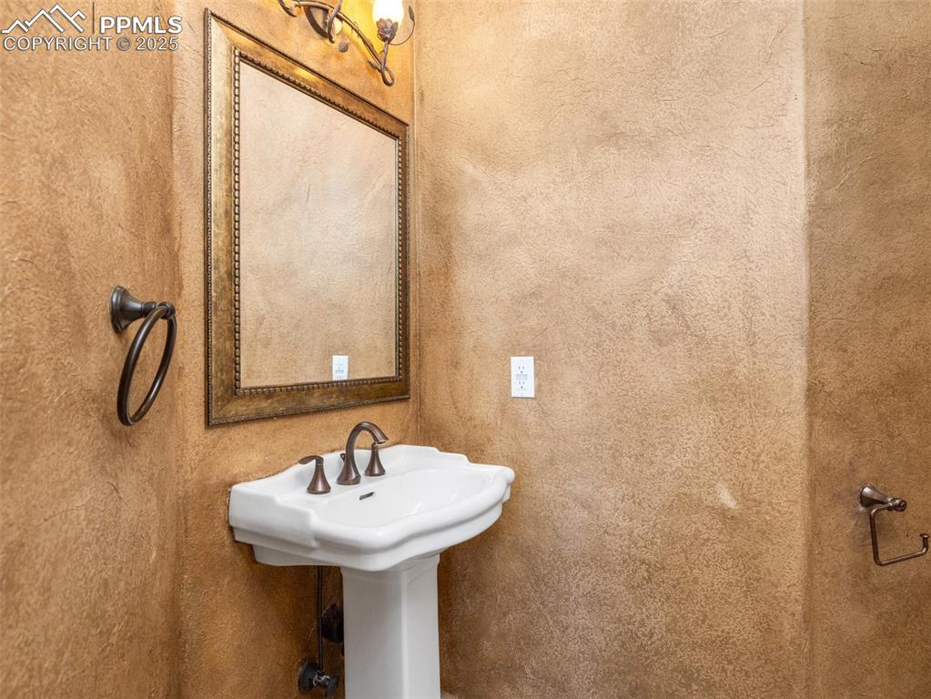Image 18 of 44: Bathroom