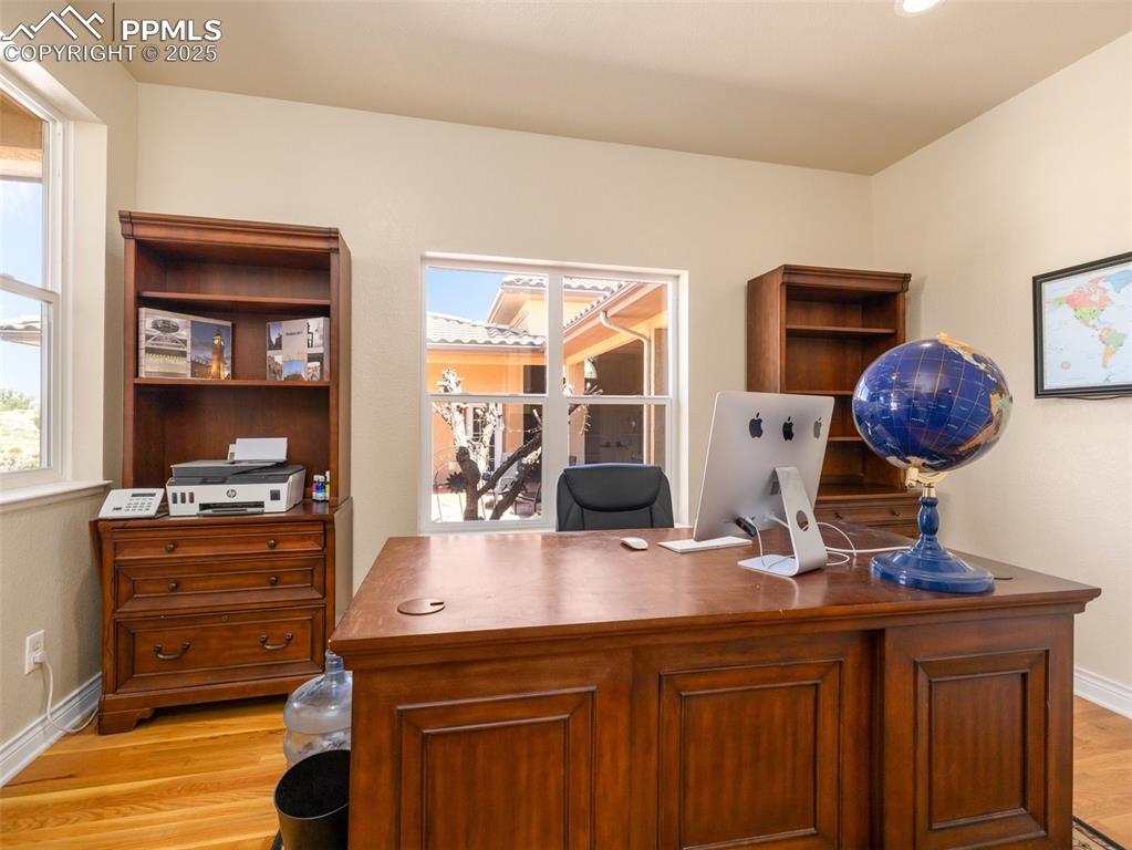 Image 19 of 44: Office