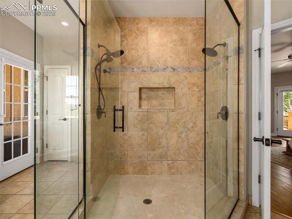 Image 23 of 44: Bathroom