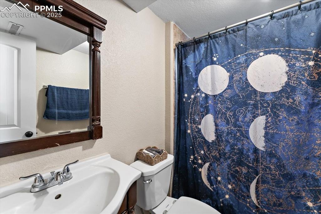 Image 20 of 37: Bathroom