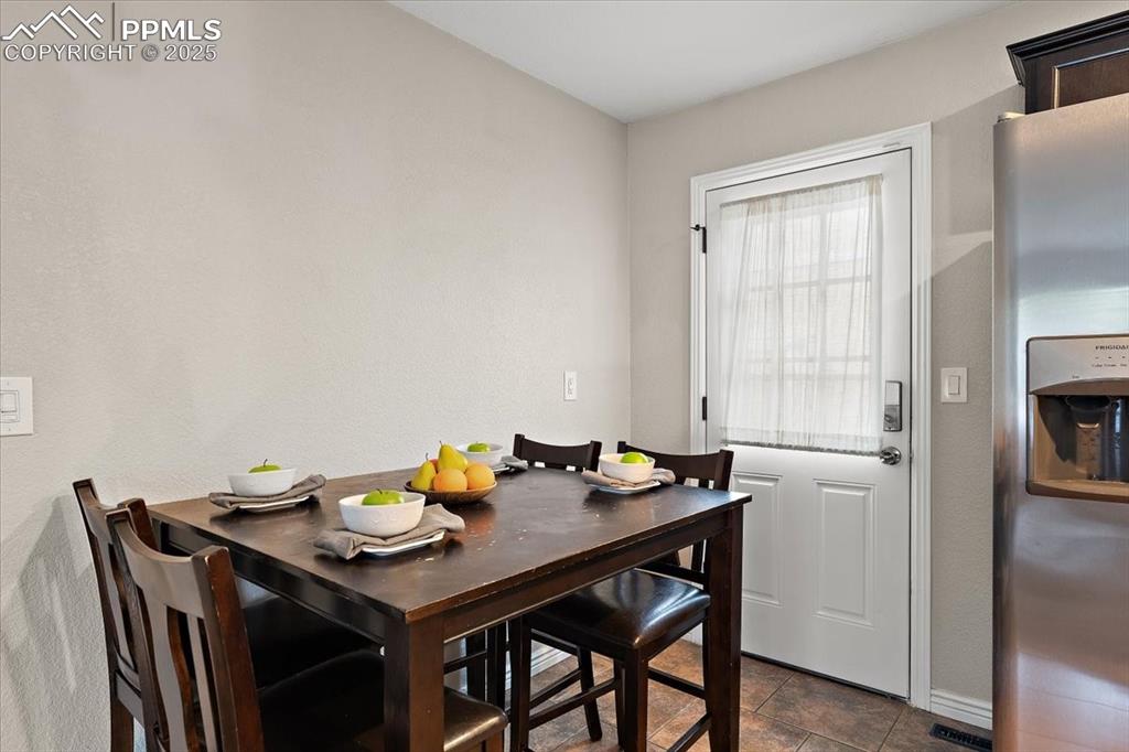 Image 29 of 37: Dining Area