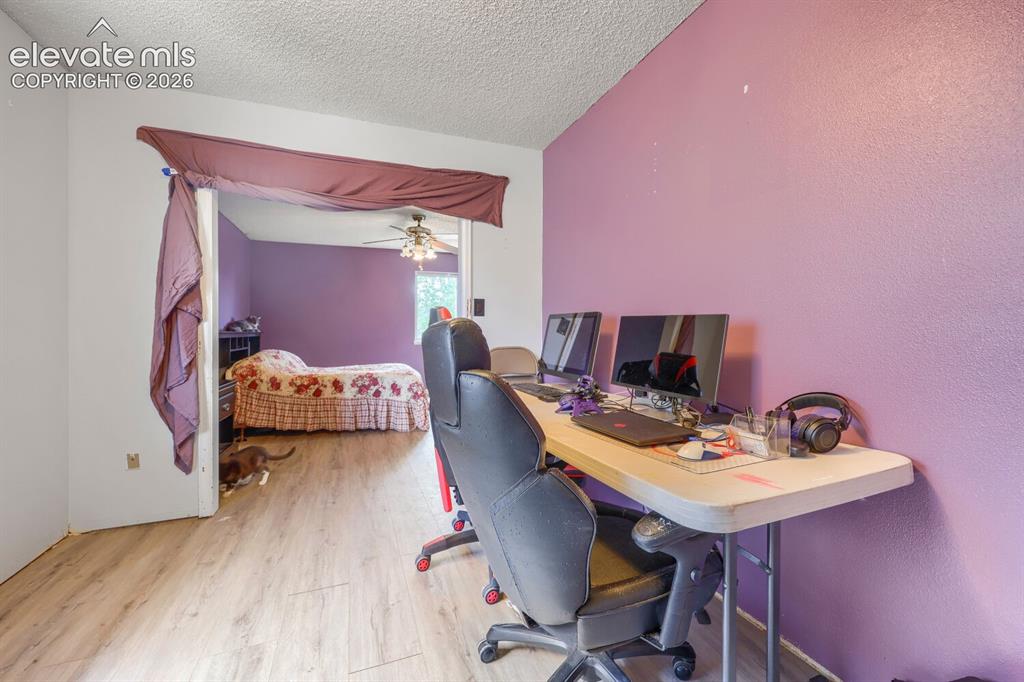 Image 16 of 42: Office