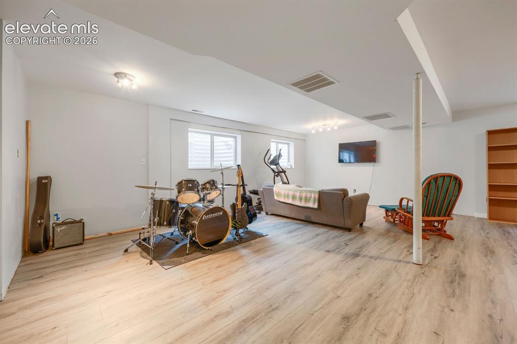 Image 31 of 42: Family room