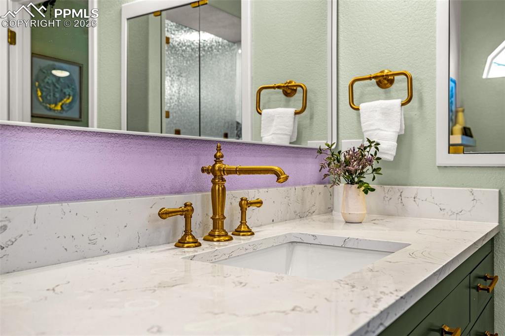 Image 19 of 45: Bathroom