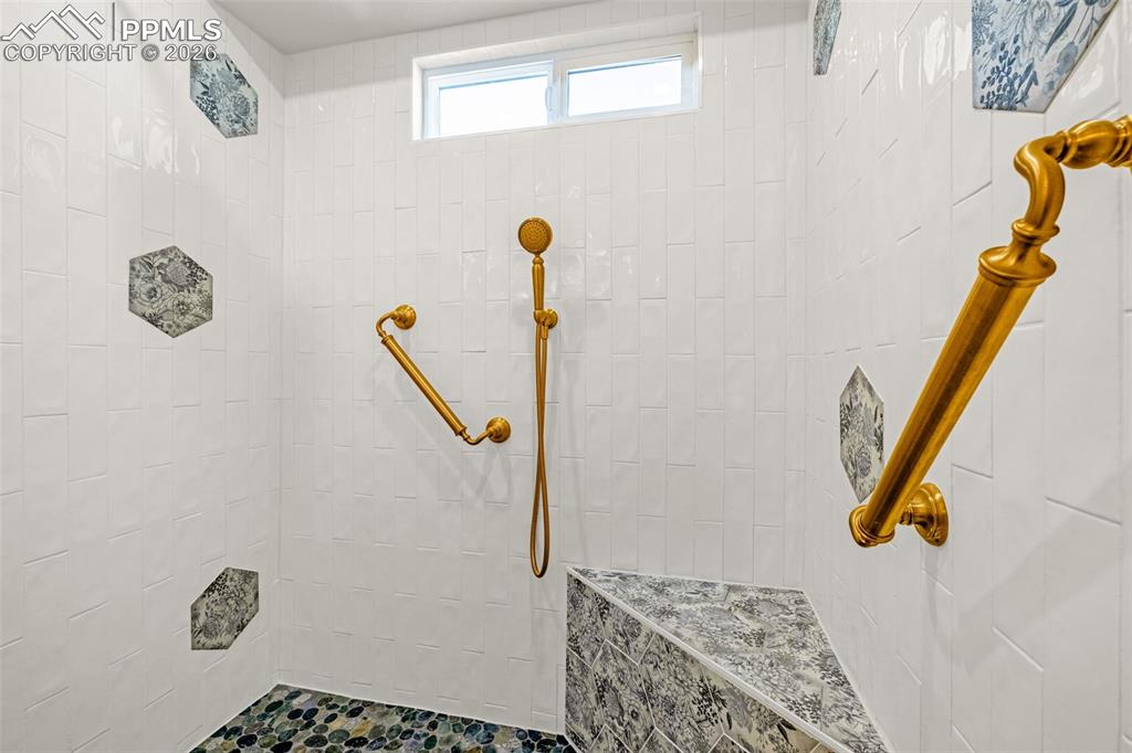 Image 21 of 45: Bathroom