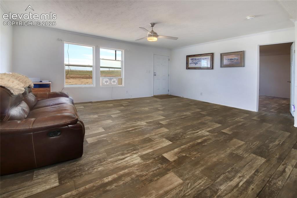 Image 16 of 50: Living room