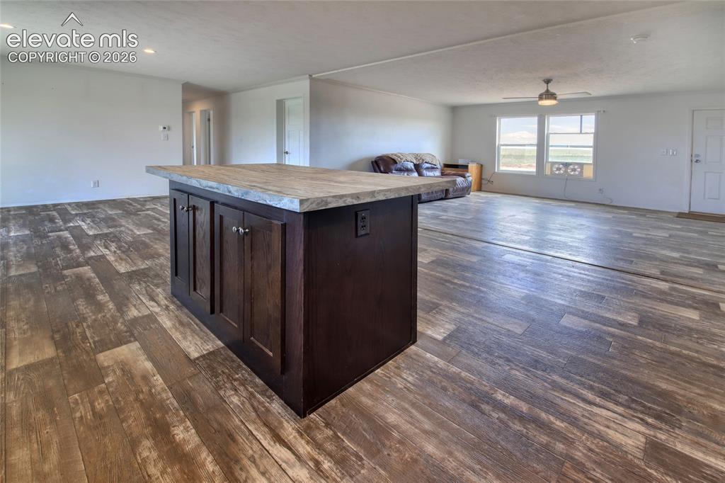 Image 6 of 50: Kitchen island