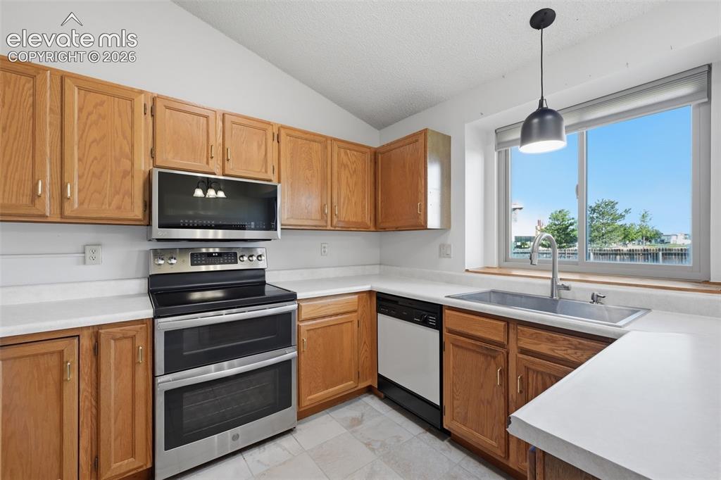 Image 15 of 42: Kitchen